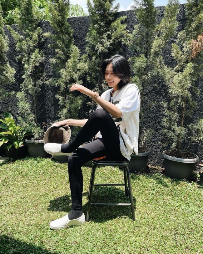 Tak tanggung-tanggung, Isyana memutuskan untuk memotong rambutnya menjadi pendek sebahu. Penampilannya itu pun berhasil membuat para penggemarnya pangling. Tak sedikit yang kemudian memuji penampilan baru Isyana tersebut. Foto: Instagram/@isyanasarasvati