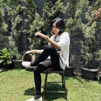 Tak tanggung-tanggung, Isyana memutuskan untuk memotong rambutnya menjadi pendek sebahu. Penampilannya itu pun berhasil membuat para penggemarnya pangling. Tak sedikit yang kemudian memuji penampilan baru Isyana tersebut. Foto: Instagram/@isyanasarasvati