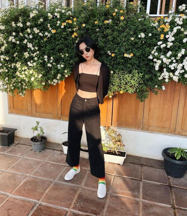 Tampil dengan rambut pendek sebahu, penampilan Isyana disebut-sebut jadi mirip eonnie Korea. Bahkan ada juga yang menyamakannya dengan pemeran Kang Sae Byeok di film Squid Game. Foto: Instagram/@isyanasarasvati