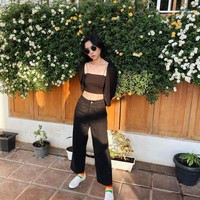 Tampil dengan rambut pendek sebahu, penampilan Isyana disebut-sebut jadi mirip eonnie Korea. Bahkan ada juga yang menyamakannya dengan pemeran Kang Sae Byeok di film Squid Game. Foto: Instagram/@isyanasarasvati