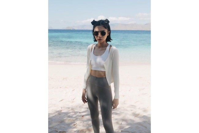 Di Instagramnya sendiri Isyana terlihat seringkali membagikan foto-fotonya dengan gaya rambut pendeknya itu kepada lebih dari 9,1 juta pengikutnya. Dan disetiap foto-foto unggahannya itu pasti selalu mendapat komentar pujian dari netizen. Foto: Instagram/@isyanasarasvati