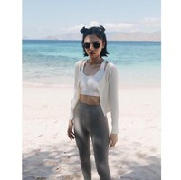 Di Instagramnya sendiri Isyana terlihat seringkali membagikan foto-fotonya dengan gaya rambut pendeknya itu kepada lebih dari 9,1 juta pengikutnya. Dan disetiap foto-foto unggahannya itu pasti selalu mendapat komentar pujian dari netizen. Foto: Instagram/@isyanasarasvati