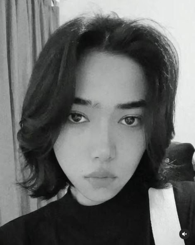 Isyana Sarasvati sendiri diketahui telah memotong rambutnya sejak bulan Oktober. Dalam video yang diunggahnya terlihat rambut Isyana kini berubah menjadi pendek sebahu dan berponi belah tengah. Dengan gaya rambut tersebut Isyana pun disebut semakin terlihat menawan. Foto: Instagram/@isyanasarasvati