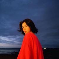 Penampilan terbaru Isyana itu tampak diunggahnya di akun Instagram pribadinya dan sempat membuat netizen menjadi heboh. Jadi mirip Kang Sae Byeok di Squid Game, komentar salah seorang netizen. Lopeyuuuu eouniiii, tambah netizen lain. Foto: Instagram/@isyanasarasvati