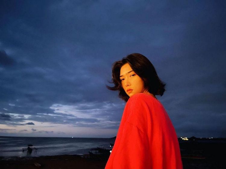 8 Foto Isyana Sarasvati yang Makin Memukau Berambut Pendek, Bak Eonnie Korea