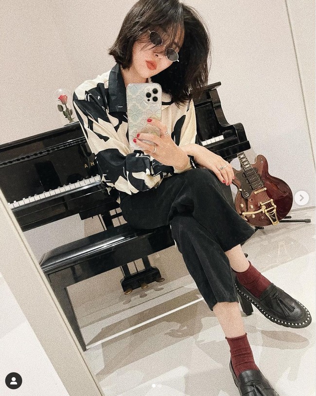 Tampil simpel dengan kaca mata hitam, penampilan Isyana terlihat keren. Ni kece pisan, komentar salah seorang netizen. Foto: Instagram/@isyanasarasvati