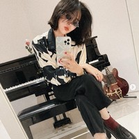 Tampil simpel dengan kaca mata hitam, penampilan Isyana terlihat keren. Ni kece pisan, komentar salah seorang netizen. Foto: Instagram/@isyanasarasvati