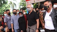 Iwan Fals datang bersama istrinya, Rohanna. Foto: Palevi