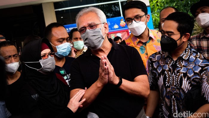 Iwan Fals ke Polda Metro Jaya Laporkan Pencemaran Nama Baik Iwan Fals menyambangi Polda Metro Jaya. Musisi senior ini melaporkan terkait kasus dugaan pencemaran nama baik.