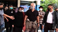  Iwan Fals mendampingi Rosanna melaporkan kasus pencemaran nama baik dan UU ITE. Foto: Andika Prasetia