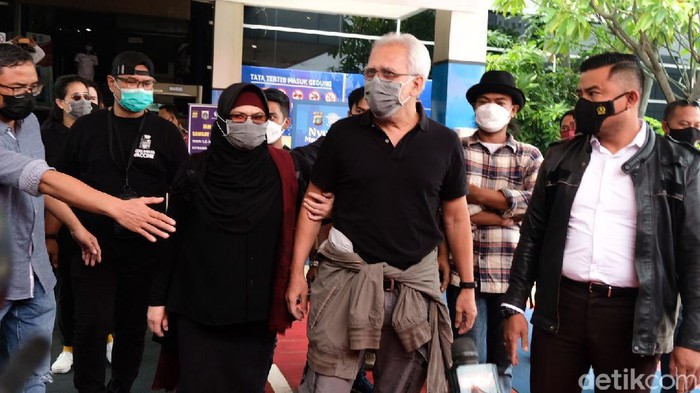 Iwan Fals menyambangi Polda Metro Jaya. Musisi senior ini melaporkan terkait kasus dugaan pencemaran nama baik.