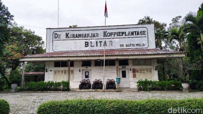 Jejak Kolonial di Pabrik Kopi Karanganyar Blitar Jejak kolonialisme Belanda masih terserak di beberapa wilayah Indonesia. Satu diantaranya, pabrik kopi di Desa Karanganyar, Kabupaten Blitar.