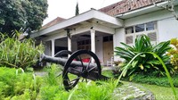 Ketika memasuki areal pabrik, bangunan kuno zaman Belanda masih berdiri kokoh.