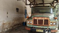 Keluarga Herry sengaja tidak merombak bangunan lama agar kesan heritagenya kental terlihat. Ornamen asli bangunan masih terpajang di setiap sudut bangunan.