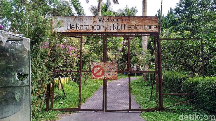 Jejak Kolonial di Pabrik Kopi Karanganyar Blitar Jejak kolonialisme Belanda masih terserak di beberapa wilayah Indonesia. Satu diantaranya, pabrik kopi di Desa Karanganyar, Kabupaten Blitar.