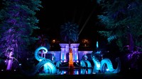 Kawasan Royal Botanical Garden di kota Madrid, Spanyol, dihiasi oleh pertunjukan bercahaya yang terang benderang nan artsy.  Foto: Getty Images/Carlos Alvarez