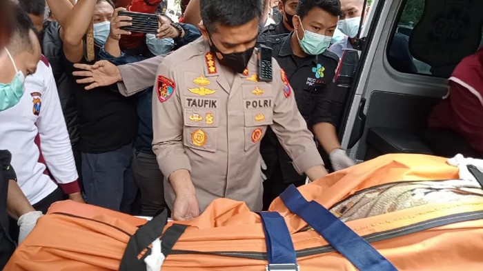 Jenazah Vanessa Angel dan suaminya, Bibi Ardiansyah tiba di RS Bhayangkara Polda Jatim Surabaya. Jenazah sedang diautopsi di kamar jenazah.