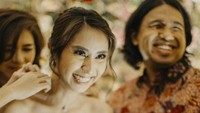 Joshua menceritakan, lamarannya tidak digelar mewah. Dia dan Clairine Clay hanya menggelar makan malam santai dengan dihadiri 30 tamu. Foto: dok. Bridestory (bareodds)