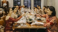 Joshua Suherman akhirnya resmi melamar Clairine Clay di hadapan dua keluarga. Senyum bahagia terlihat jelas dari pasangan tersebut. Foto: dok. Instagram Joshua Suherman (Bridestory fotografer:@bareodds) )