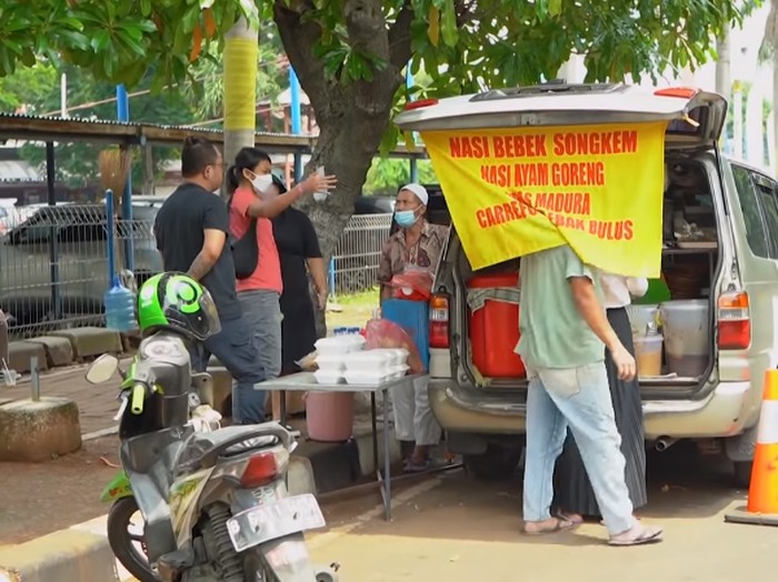 Jualan Bebek Goreng hingga Nasi Padang Pakai Mobil, Laris Diserbu Pembeli