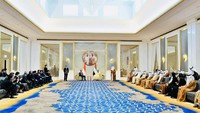 Menlu menjelaskan bahwa komitmen bisnis dan investasi tersebut menjadi salah satu bahasan saat Presiden Jokowi bertemu dengan Putra Mahkota Abu Dhabi, Sheikh Mohammed Bin Zayed Al Nahyan (MBZ) di Istana Al-Shatie, Abu Dhabi.