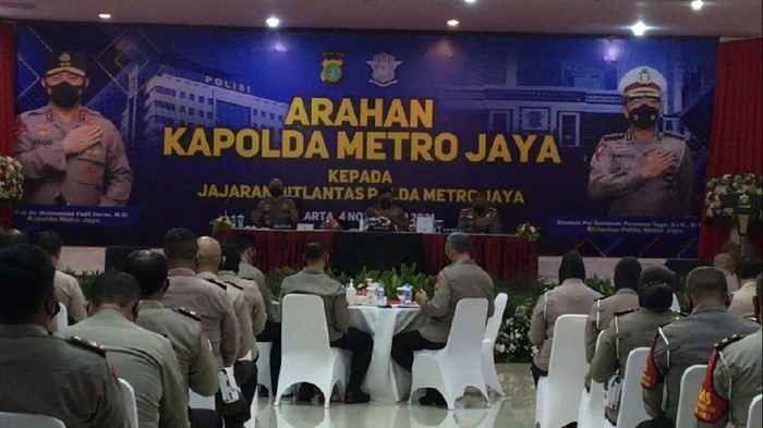 Kapolda Metro Irjen Fadil Imran mengumpulkan jajaran polantas imbas polisi minta sekarung bawang