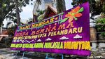 Karangan Bunga Banjiri DPRD Pekanbaru Buntut Pemecatan Hamdani