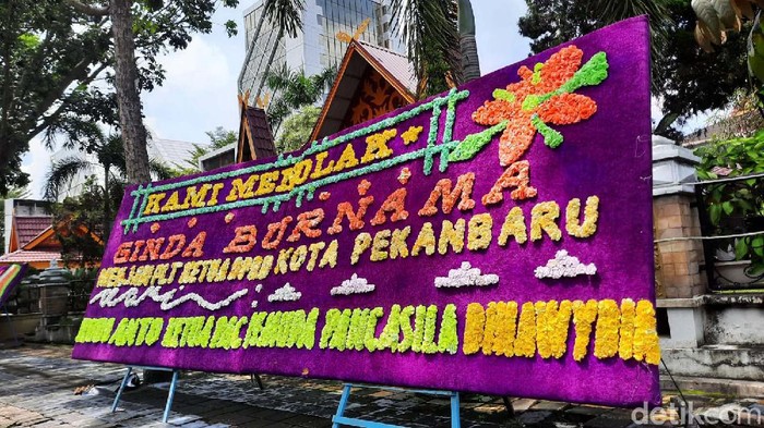Karangan Bunga Banjiri DPRD Pekanbaru Buntut Pemecatan Hamdani Gejolak pemecatan Hamdani dari ketua DPRD Pekanbaru masih terus berlanjut. Karangan bunga berisikan protes membanjiri kantor DPRD.