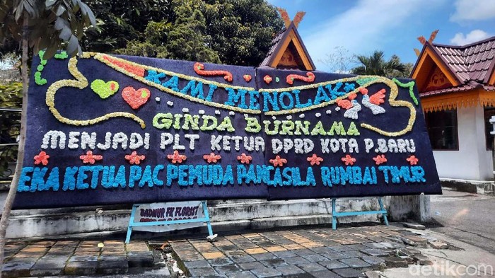 Karangan Bunga Banjiri DPRD Pekanbaru Buntut Pemecatan Hamdani Gejolak pemecatan Hamdani dari ketua DPRD Pekanbaru masih terus berlanjut. Karangan bunga berisikan protes membanjiri kantor DPRD.