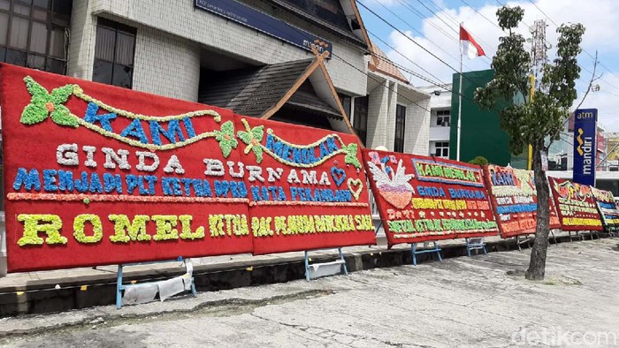 Karangan Bunga Banjiri DPRD Pekanbaru Buntut Pemecatan Hamdani Gejolak pemecatan Hamdani dari ketua DPRD Pekanbaru masih terus berlanjut. Karangan bunga berisikan protes membanjiri kantor DPRD.
