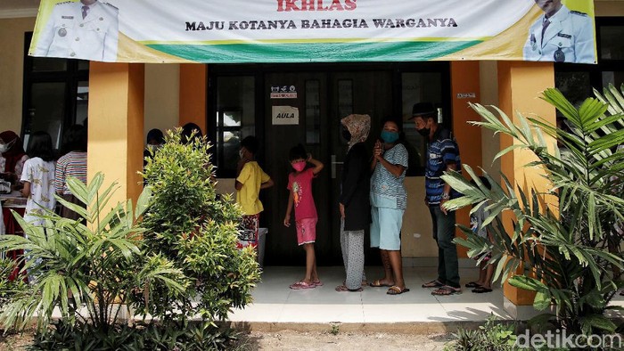 Sebuah warung bertajuk 'Ikhlas' dibuat untuk warga yang ingin makan gratis di kawasan Gedung Sasana Krida Karang Taruna, Pademangan Timur, Jakarta Utara.