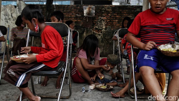 Keren, Ada Warung Ikhlas Untuk Warga Yang Ingin Makan Gratis Sebuah warung bertajuk 'Ikhlas' dibuat untuk warga yang ingin makan gratis di kawasan Gedung Sasana Krida Karang Taruna, Pademangan Timur, Jakarta Utara.