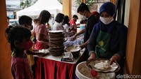 Sejumlah warga antre makanan gratis di Warung Ikhlas kawasan Gedung Sasana Krida Karang Taruna, Pademangan Timur, Jakarta Utara, Kamis (4/11).
