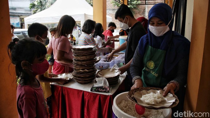 Sebuah warung bertajuk 'Ikhlas' dibuat untuk warga yang ingin makan gratis di kawasan Gedung Sasana Krida Karang Taruna, Pademangan Timur, Jakarta Utara.