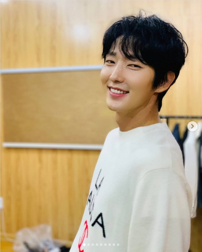 Pada urutan kesepuluh, ada Lee Joon Gi yang memiliki fitur wajah khas pria Korea Selatan dengan kelopak mata monolid. Bintang Flower Evil itu juga membuat penggemar terpana dengan aktingnya. Foto: Instagram 