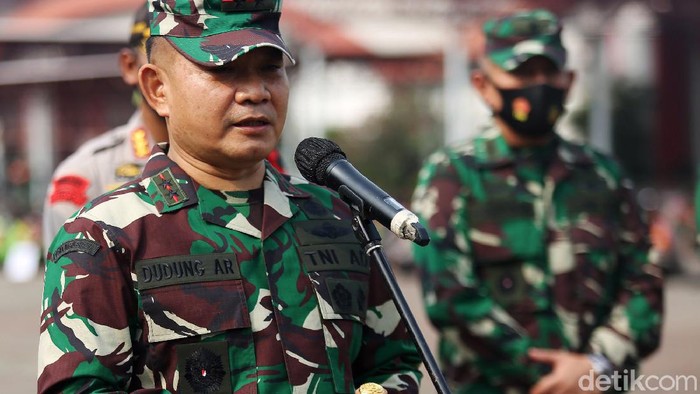 Panglima Kodam Jaya Mayjen TNI Dudung Abdurachman saat memimpin apal pencegahan penyebaran COVID-19 di JIExpo Kemayoran, Jakarta, Senin (14/9/2020). Agung Pambudhy