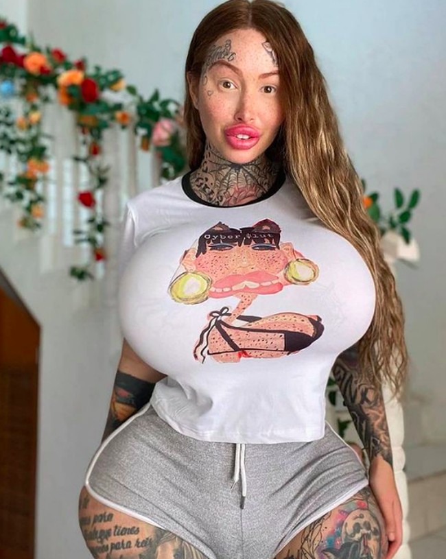 Seperti dikutip dari Hitch, Mary telah melakukan tiga kali operasi payudara, tiga kali operasi bokong, 20 kali veneer gigi, dan ratusan kali filler bibir. Foto: dok. Instagram/@xomarymagdalena