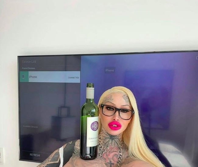 Wanita yang wajahnya ditato tersebut pun punya bibir tebal hasil dari filler. Foto: dok. Instagram/@xomarymagdalena