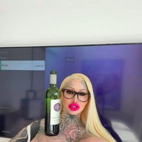 Wanita yang wajahnya ditato tersebut pun punya bibir tebal hasil dari filler. Foto: dok. Instagram/@xomarymagdalena