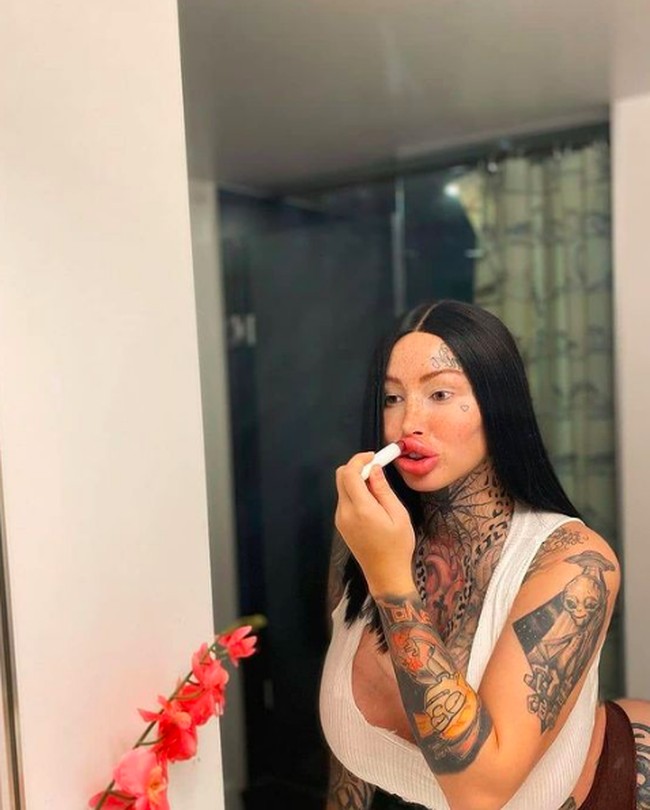 Menurutnya, operasi plastik adalah bagian dari hobinya. “Ini menjadi hobiku, seperti halnya olahraga ekstrem. Aku tidak berusaha terlihat seperti siapa pun, aku hanya suka tato dan operasi plastik, ujar Mary.Foto: dok. Instagram/@xomarymagdalena