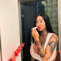 Menurutnya, operasi plastik adalah bagian dari hobinya. “Ini menjadi hobiku, seperti halnya olahraga ekstrem. Aku tidak berusaha terlihat seperti siapa pun, aku hanya suka tato dan operasi plastik, ujar Mary.Foto: dok. Instagram/@xomarymagdalena