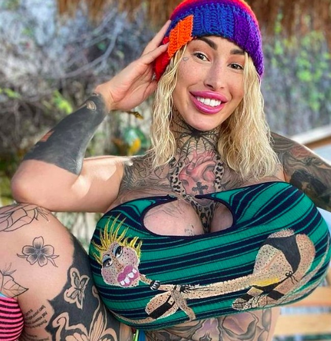 Wanita bernama Mary Magdalene punya penampilan ekstrem. Dari atas sampai bawah tubuhnya sudah jelas hasil dari operasi plastik. Foto: dok. Instagram/@xomarymagdalena