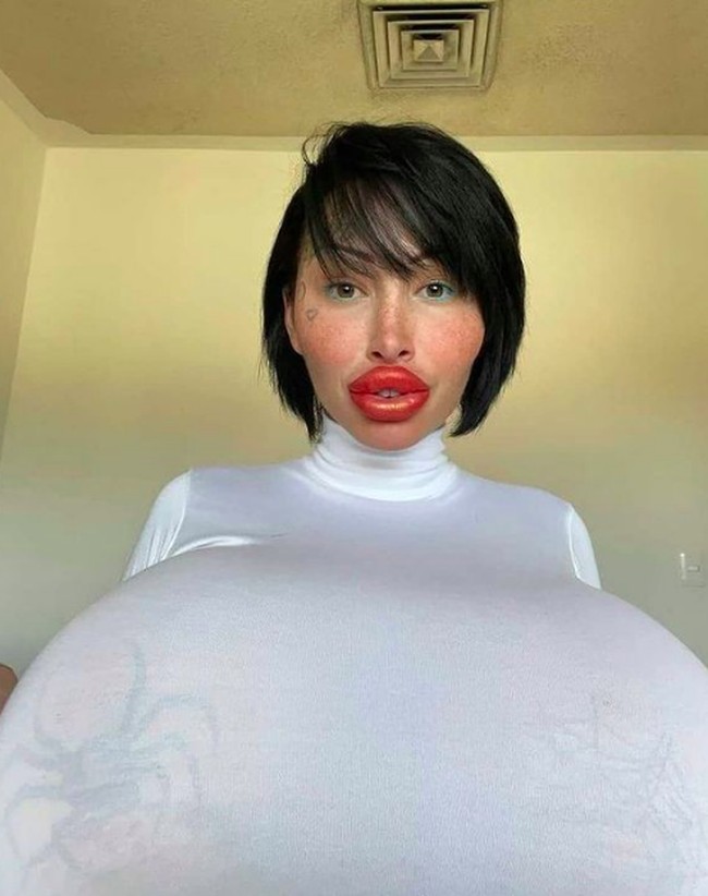 Dalam satu dekade terakhir ini Mary memang telah melakukan banyak operasi plastik. Foto: dok. Instagram/@xomarymagdalena