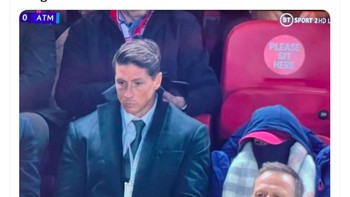 Fernando Torres yang datang langsung ke Anfield hanya bisa termangu melihat kekalahan Atletico. Foto: Twitter