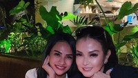 Bersama Jennifer, Vanessa Angel menikmati makan malam bersama. Keduanya tampak sangat akrab. Vanessa memang dikenal sebagai pribadi yang ramah dan dekat dengan siapapun.  Foto: Instagram @vanessaangelofficial