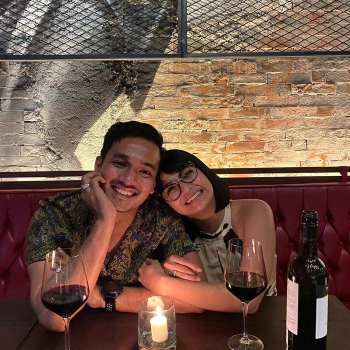 Mengenang Momen Mesra Vanessa Angel dan Suami Saat Makan Bareng