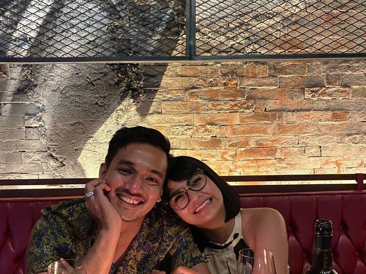 Mengenang Momen Mesra Vanessa Angel dan Suami Saat Makan Bareng