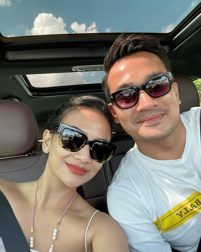 Mengenang Momen Mesra Vanessa Angel dan Suami Saat Makan Bareng
