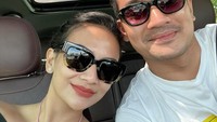 Kabar duka datang dari pasangan Vanessa Angel dan Bibi. Keduanya dikabarkan meninggal dunia pada kecelakaan di Jombang. Mobil yang ditumpangi keduanya menabrak pembatas jalan yang menyebabkan kecelakaan tunggal.  Foto: Instagram @vanessaangelofficial
