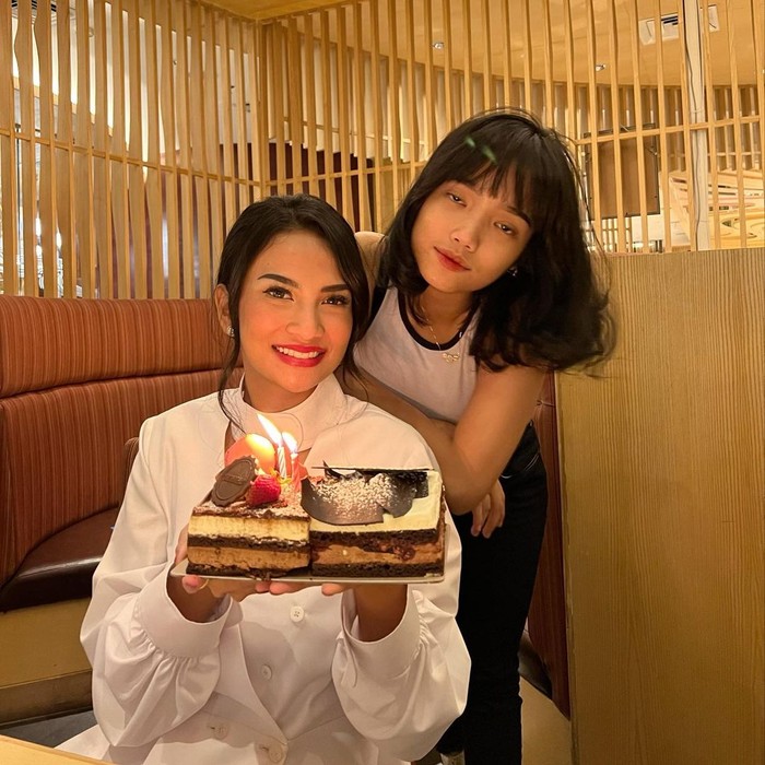 Mengenang Momen Mesra Vanessa Angel dan Suami Saat Makan Bareng